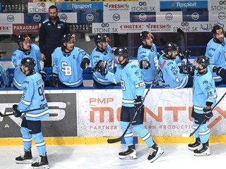 Gólová radosť hráčov Slovana v šiestom semifinálovom stretnutí play off hokejovej Tipsport ligy HC Košice - HC Slovan Bratislava.