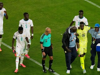 Brankár Senegalu Edouard Mendy (16) dostáva lekárske ošetrenie počas zápasu I. skupiny majstrovstiev sveta vo futbale medzi Nórskom a Senegalom.