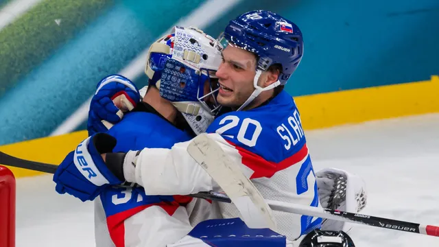 Juraj Slafkovský v objatí s brankárom Samuelom Hlavajom počas ZOH 2026.