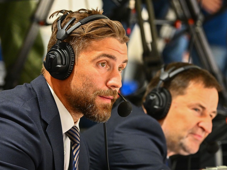 Rostislav Olesz (vľavo) spolukomentuje zápas Slovensko - Česko v príprave na MS v hokeji 2025. 