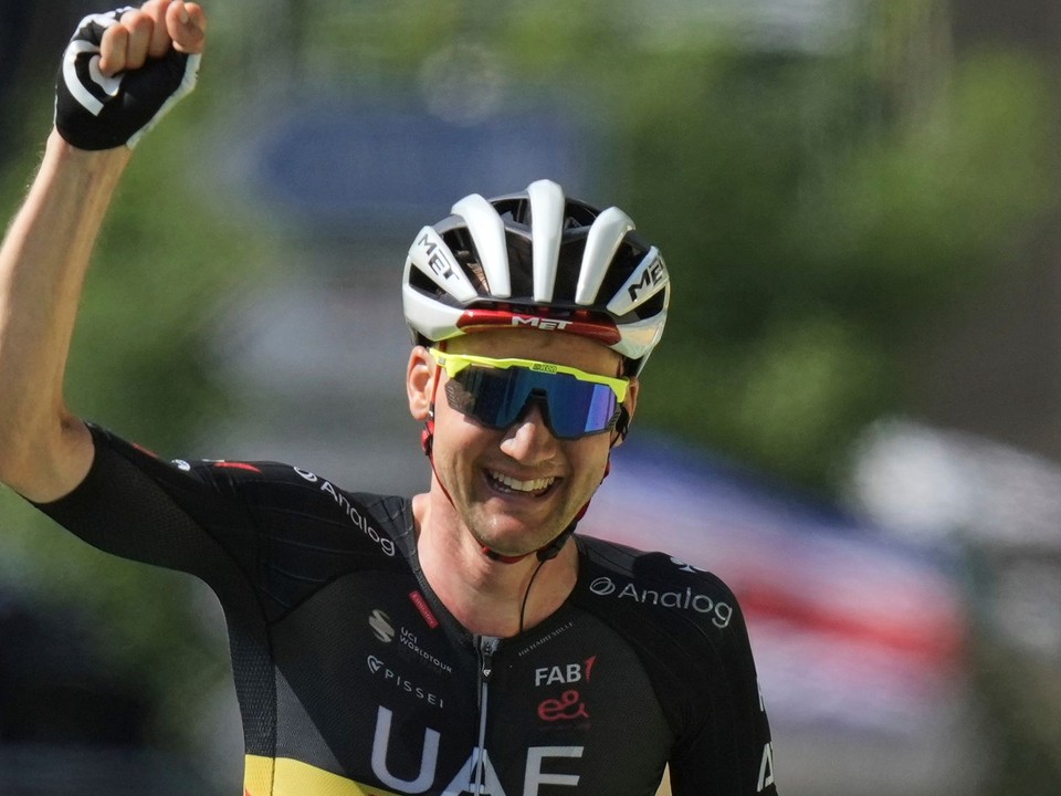 Tim Wellens oslavuje víťazstvo v 15. etape na Tour de France 2025. 
