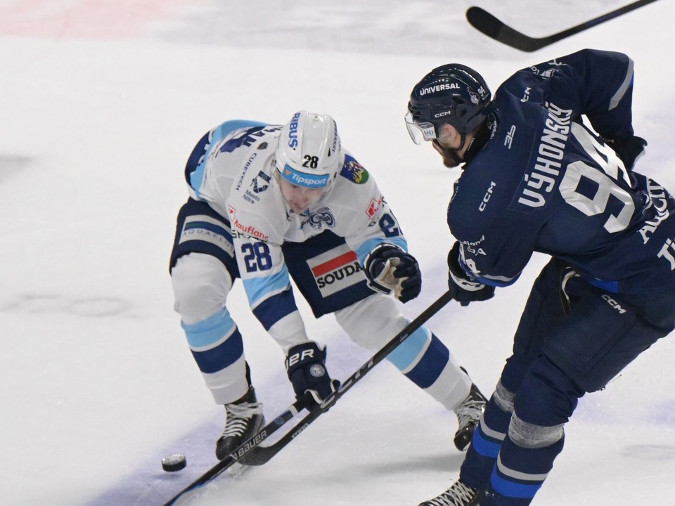 Adam Kalman (Nitra) a Alex Výhonský (Poprad) bojujú o puk v zápase 19. kola hokejovej Tipsport ligy HK Nitra - HK Poprad.