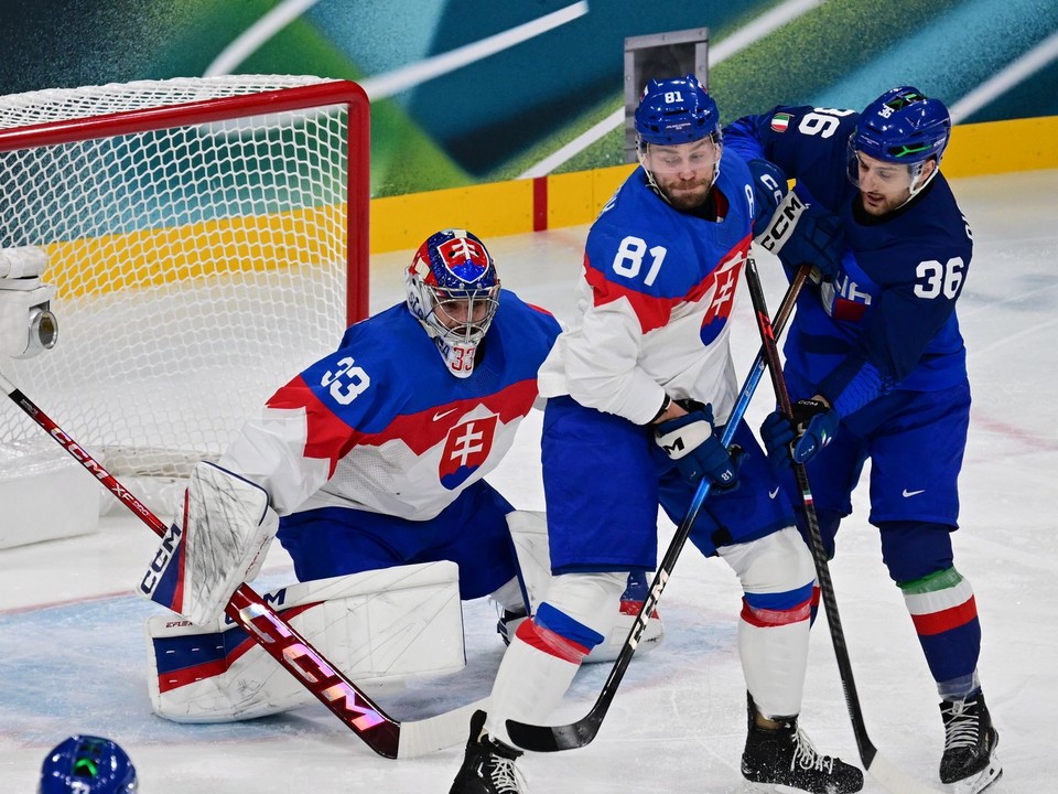 Stanislav Škorvánek (Slovensko), Erik Černák (Slovensko) a Cristiano Digiacinto (Taliansko) počas zápasu základnej B-skupiny.