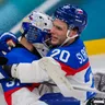 Juraj Slafkovský v objatí s brankárom Samuelom Hlavajom počas ZOH 2026.