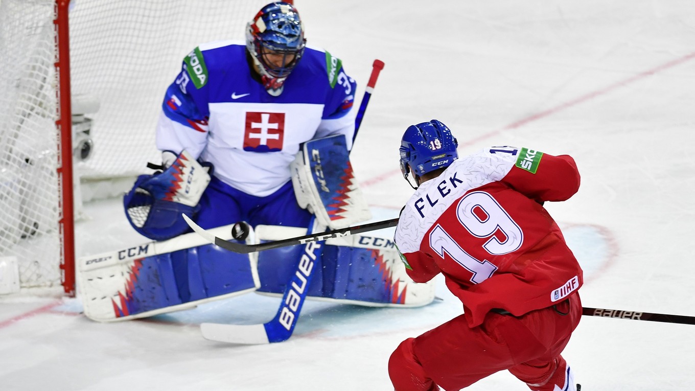 Július Hudáček zasahuje v zápase Slovensko - Česko na MS v hokeji 2021.