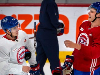 Juraj Slafkovský na tréningu Montreal Canadiens s krajanom Filipom Mešárom. 