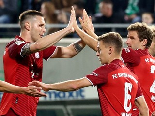 Thomas Müller sa teší so spoluhráčmi po strelenom góle.