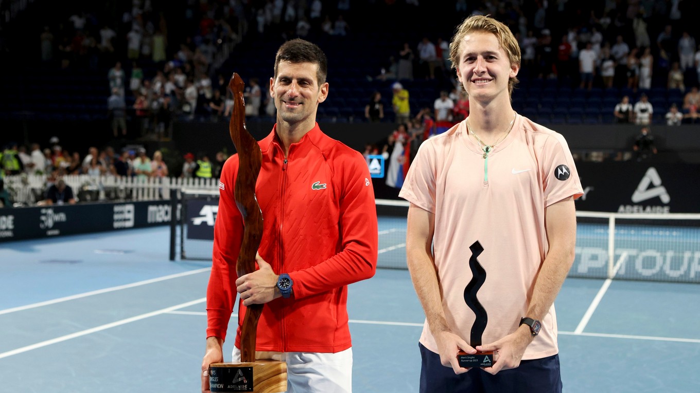 Novak Djokovič a Sebastian Korda po finálovom zápase na turnaji ATP v Adelaide 2023.