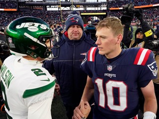 Quarterback Zach Wilson (vľavo) si podáva ruku s Macom Jonesom.