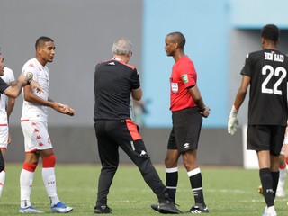 Uprostred tréner Tuniska Mondher Kebaier protestuje, keď zambijský rozhodca Janny Sikazwe (tretí sprava) predčasne ukončil zápas.