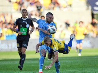 Guram Kašia (hore) a András Schäfer v zápase Fortuna ligy DAC Dunajská Streda - ŠK Slovan Bratislava.