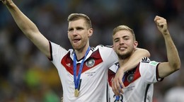Kramer (vpravo) a Mertesacker po finále MS v Brazílii.