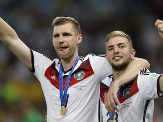 Kramer (vpravo) a Mertesacker po finále MS v Brazílii.