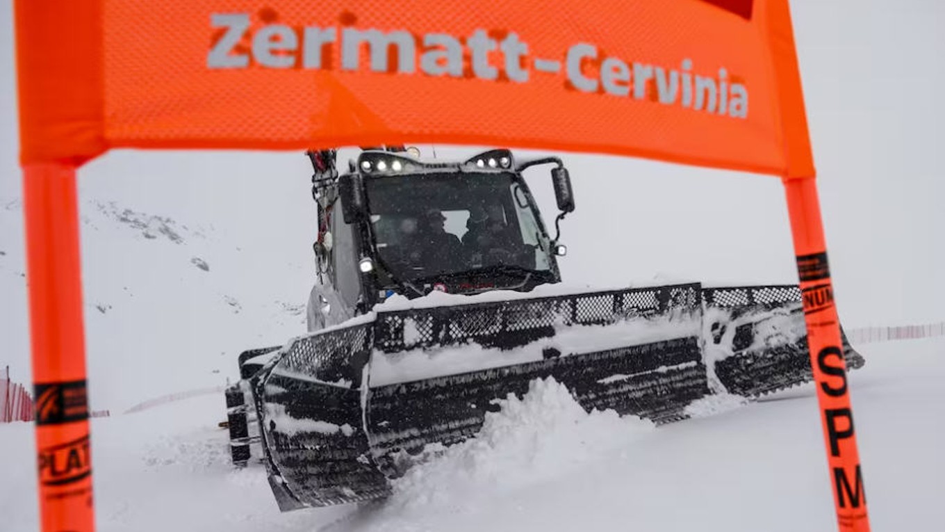 Preteky pod horou Matterhorn museli zrušiť pre príliš veľa snehu. 