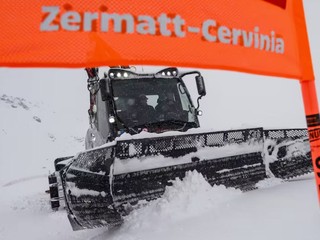 Preteky pod horou Matterhorn museli zrušiť pre príliš veľa snehu. 
