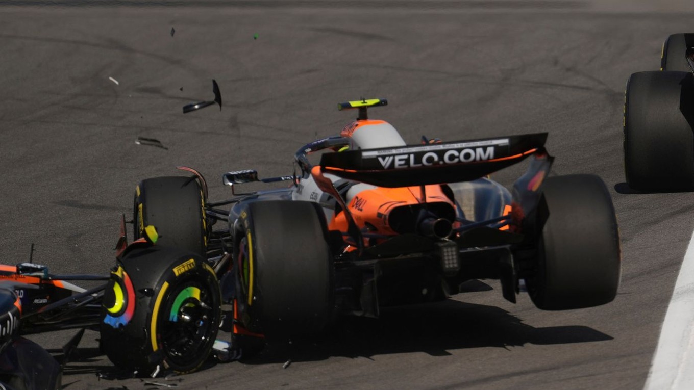 Zrážka obcoh pilotov McLarenu počas šprintu.