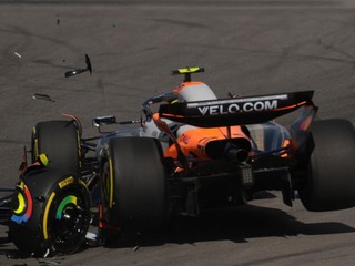 Zrážka obcoh pilotov McLarenu počas šprintu.