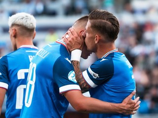 Tomáš Suslov a Tomáš Rigo oslavujú vyrovnávajúci gól do siete Španielska.