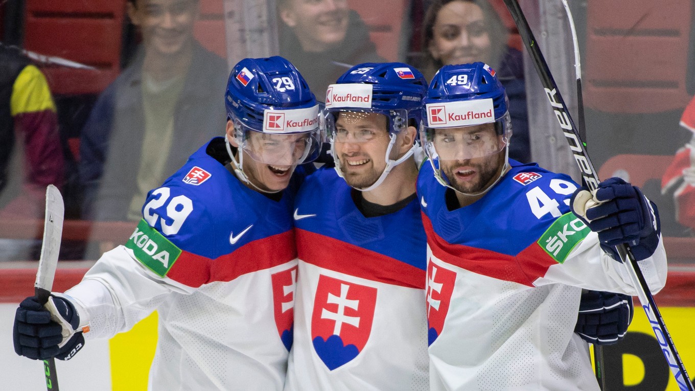Alex Tamáši (v strede) sa teší so spoluhráčmi po strelenom góle v zápase Slovensko - Taliansko na MS v hokeji 2022.