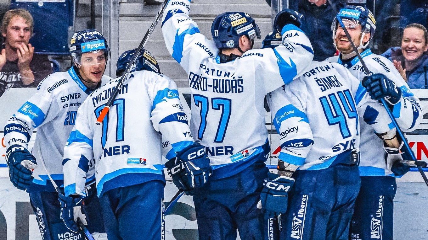 Martin Faško-Rudáš (77) oslavuje gól so spoluhráčmi