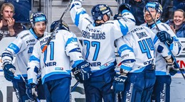 Martin Faško-Rudáš (77) oslavuje gól so spoluhráčmi