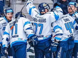 Martin Faško-Rudáš (77) oslavuje gól so spoluhráčmi