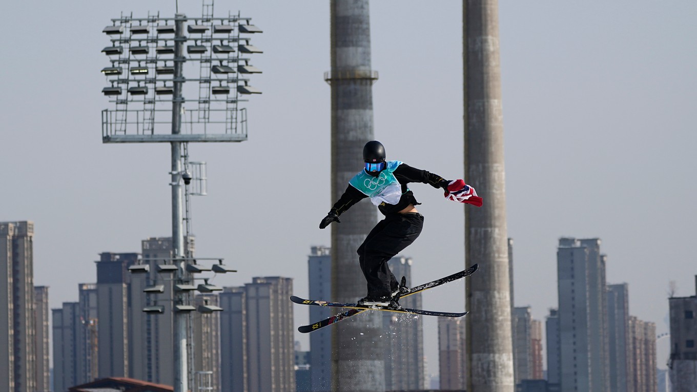 Birk Ruud s nórskou vlajkou na ZOH 2022 v Pekingu.