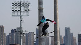Birk Ruud s nórskou vlajkou na ZOH 2022 v Pekingu.