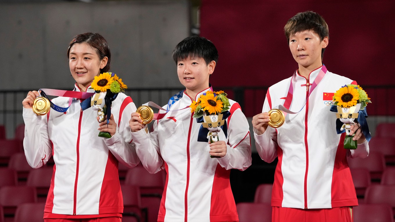 Čínske stolné tenistky zľava Čchen Meng, Sun Jing-ša a Wang Man-jü pózujú so zlatými medailami na OH Tokio 2020. 