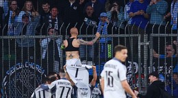 Hráči a fanúšikovia Slovana Bratislava sa radujú z gólu v zápase 6. kola nadstavbovej časti futbalovej Niké ligy v skupine o titul medzi MŠK Žilina - ŠK Slovan Bratislava.