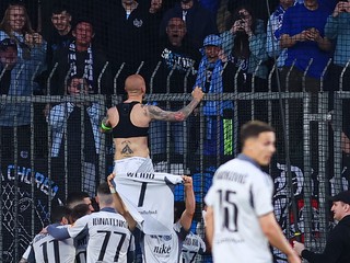 Hráči a fanúšikovia Slovana Bratislava sa radujú z gólu v zápase 6. kola nadstavbovej časti futbalovej Niké ligy v skupine o titul medzi MŠK Žilina - ŠK Slovan Bratislava.