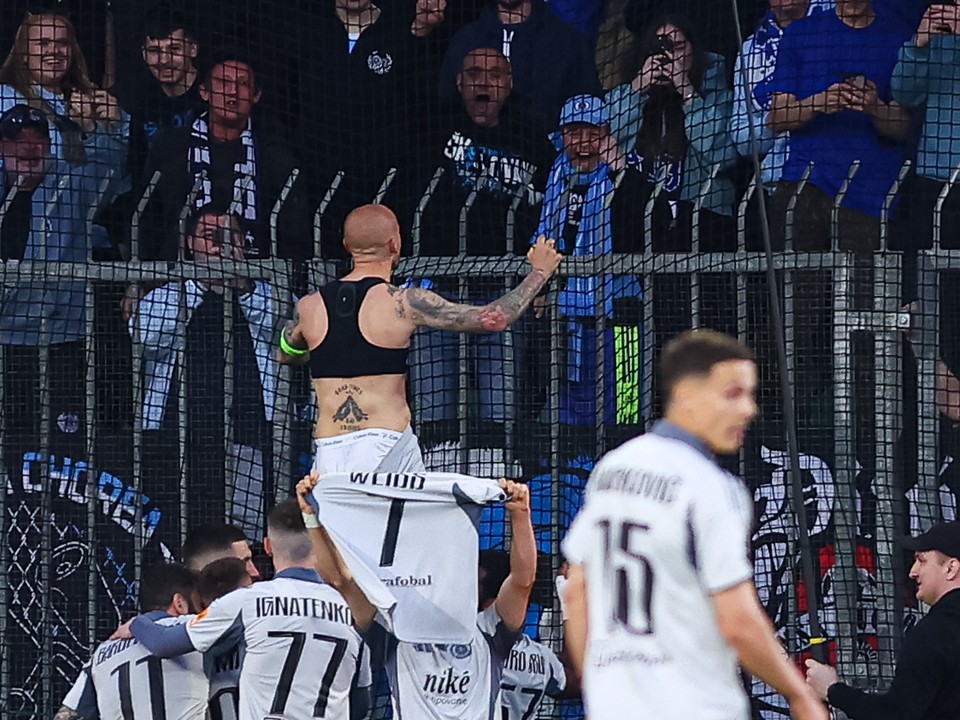 Hráči a fanúšikovia Slovana Bratislava sa radujú z gólu v zápase 6. kola nadstavbovej časti futbalovej Niké ligy v skupine o titul medzi MŠK Žilina - ŠK Slovan Bratislava.