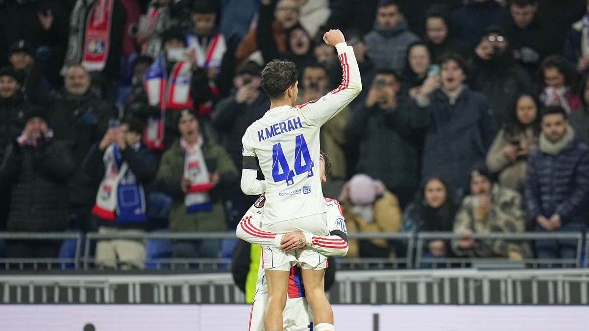 Lyon potvrdil prvé miesto, Aston Villa s parádnou otočkou. Feyenoord v Európe končí