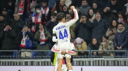 Khalis Merah z Lyonu oslavuje gól proti PAOK Solún.