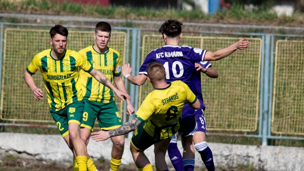 Najväčšia opora Veľkých Ludiniec Michal Pintér (zľava v žltom) a Adam Bujna s Máriom Strakošom.