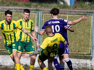 Najväčšia opora Veľkých Ludiniec Michal Pintér (zľava v žltom) a Adam Bujna s Máriom Strakošom.
