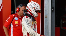 Nahnevaný Charles Leclerc po vypadnutí na domácej Veľkej cene Monaka 2026.