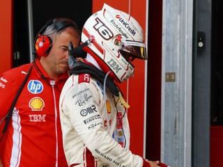 Nahnevaný Charles Leclerc po vypadnutí na domácej Veľkej cene Monaka 2026.