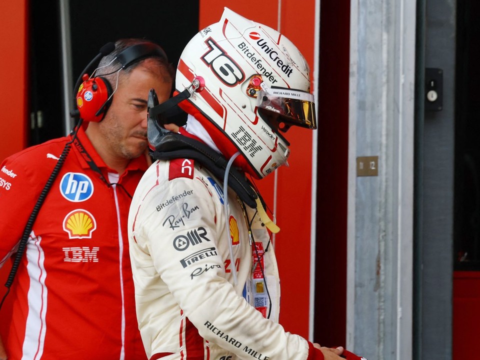 Nahnevaný Charles Leclerc po vypadnutí na domácej Veľkej cene Monaka 2026.