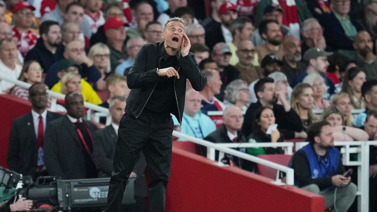 Tréner Luis Enrique počas zápasu Arsenal FC - Paríž St. Germain v prvom semifinále Ligy majstrov.