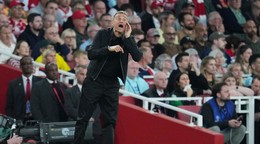 Tréner Luis Enrique počas zápasu Arsenal FC - Paríž St. Germain v prvom semifinále Ligy majstrov.