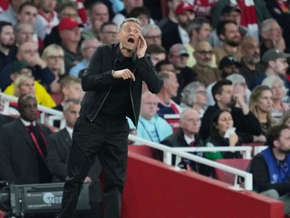Tréner Luis Enrique počas zápasu Arsenal FC - Paríž St. Germain v prvom semifinále Ligy majstrov.