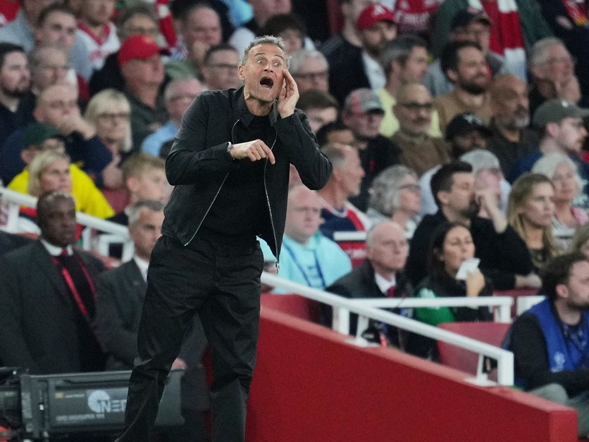 Tréner Luis Enrique počas zápasu Arsenal FC - Paríž St. Germain v prvom semifinále Ligy majstrov.