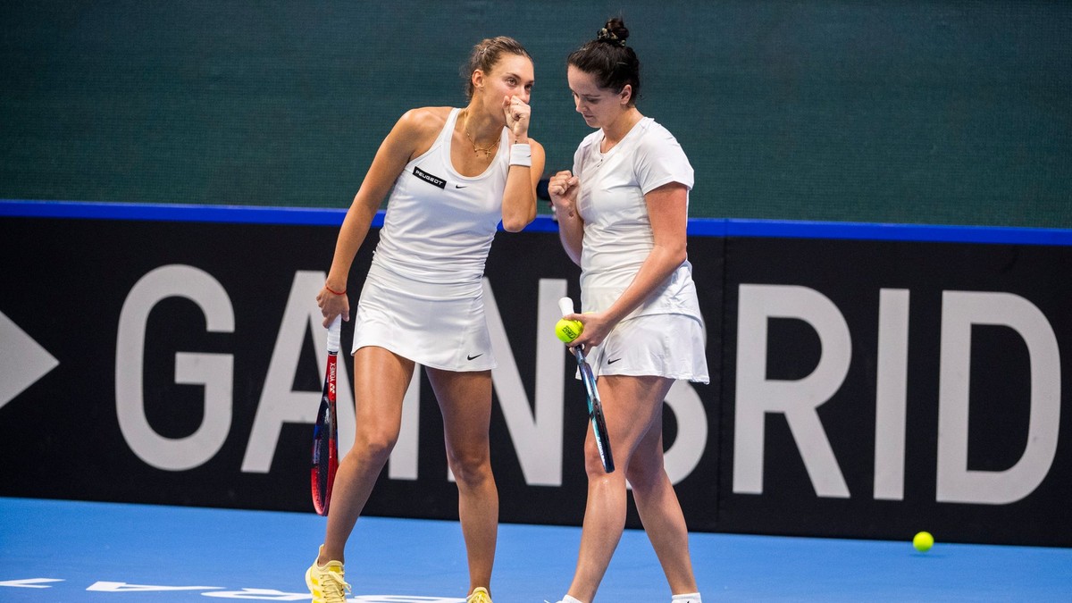 Na snímke slovenské tenistky Viktória Hrunčáková (vpravo) a Tereza Mihalíková. 