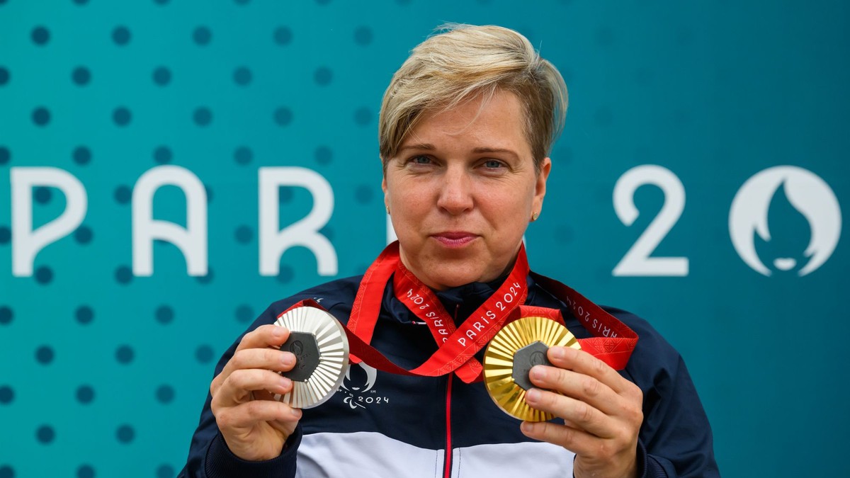 Veronika Vadovičová pózuje so zlatou a striebornou medailou z paralympiády v Paríži 2024.