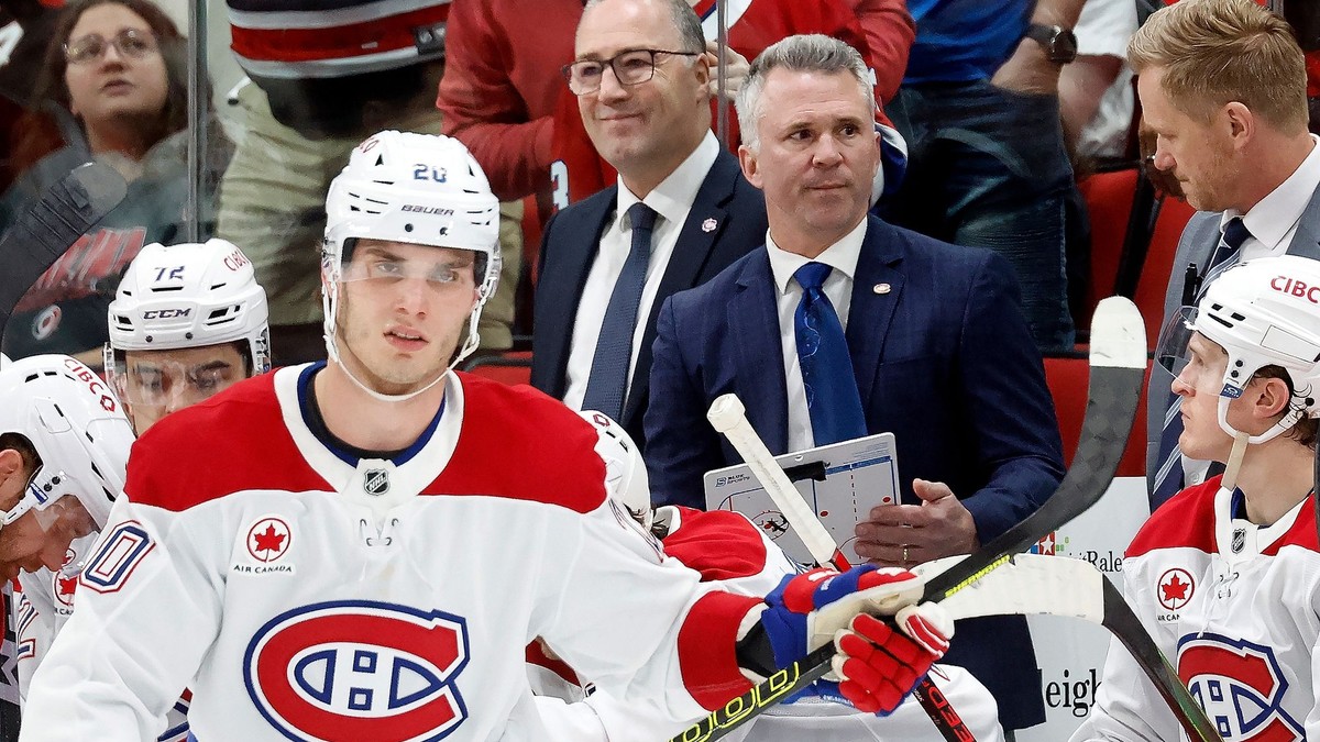 Juraj Slafkovský a v pozadí tréner Martin St. Louis.