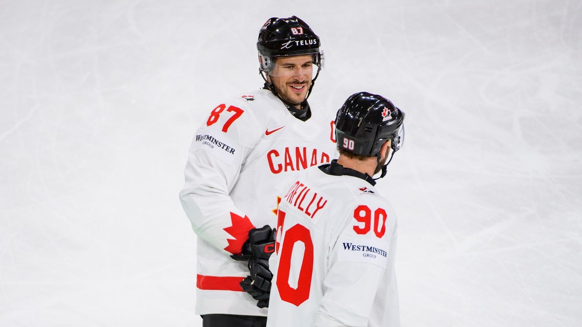 Sidney Crosby a Ryan O'Reilly v zápase Slovensko - Kanada na MS v hokeji 2025. 