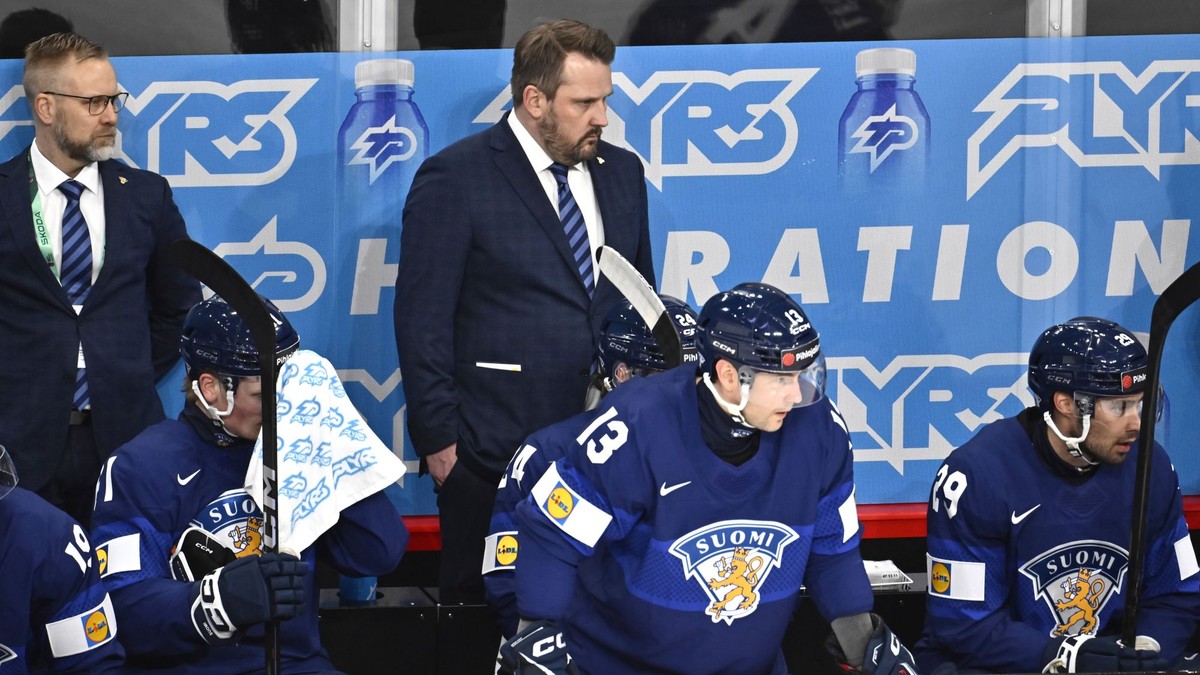 Tréner Antti Pennanen počas zápasu Fínsko - Francúzsko na MS v hokeji 2025. 