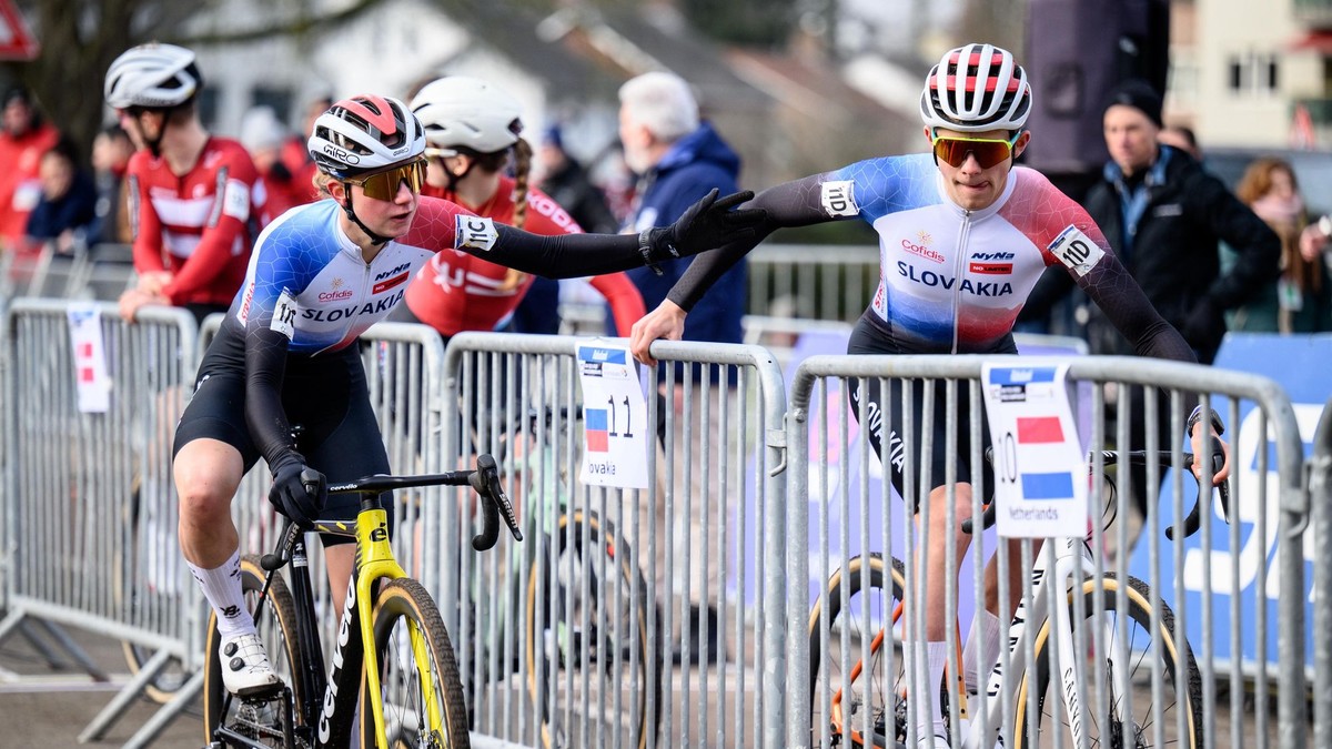 Viktória Chladoňová odovzdáva štafetu Milanovi Húsenicovi na MS v cyklokrose 2026.