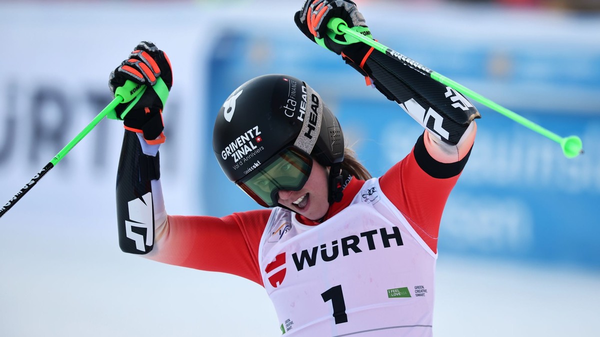 Švajčiarka Camille Rastová sa teší z víťazstva v obrovskom slalome v Kranjske Gore.